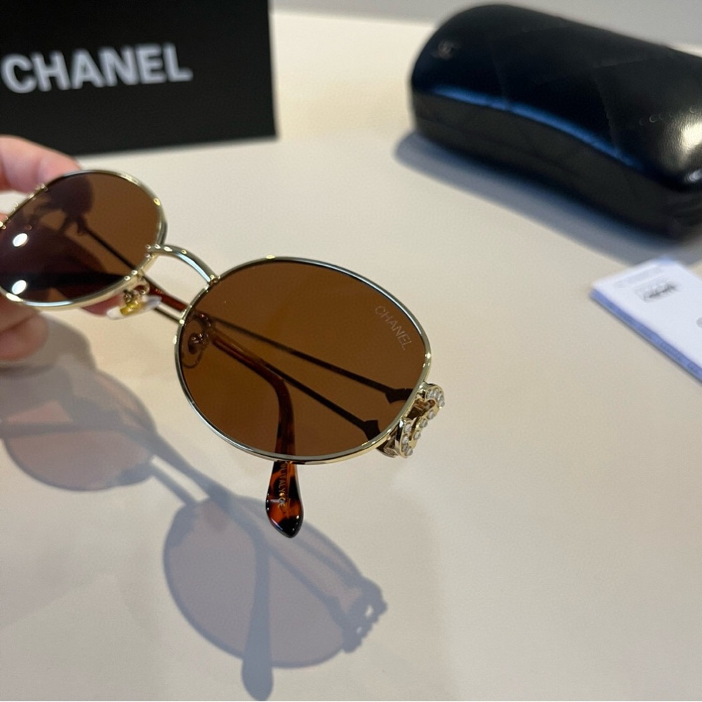 Chanel Gold Aviator Sunglasses with Signature Detailing - Picture 4 of 8